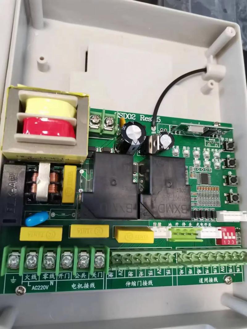 伸縮門道,閘控制器:伸縮門有軌控制器,無(wú)軌控制器